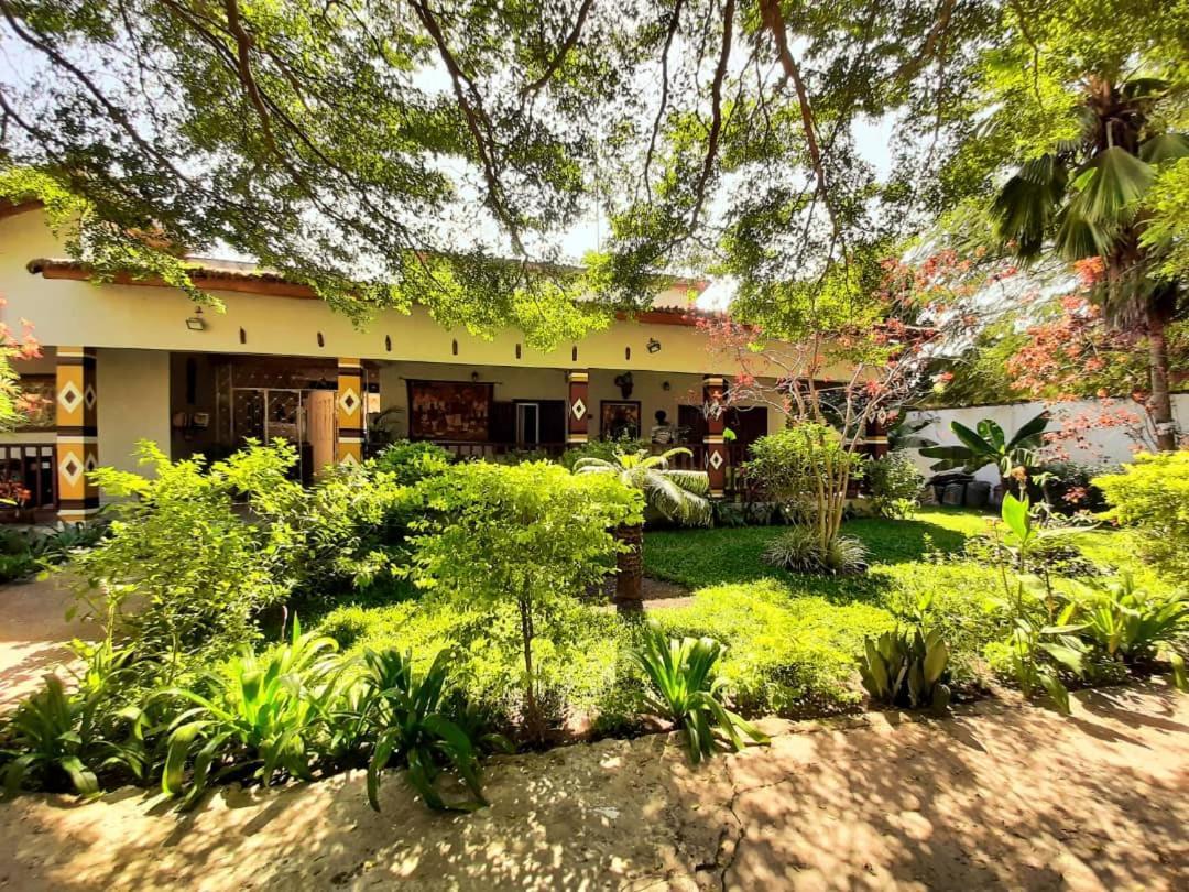 Casa Hotel Sinkiling Gambia Serrekunda Esterno foto